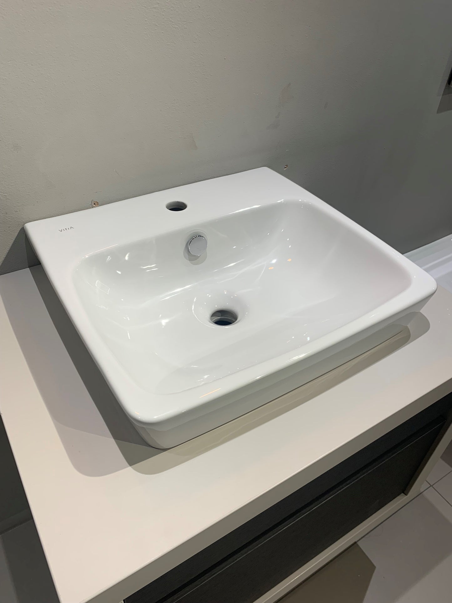 700MM VANITY WALL HUNG BASIN UNIT - HANDLELESS