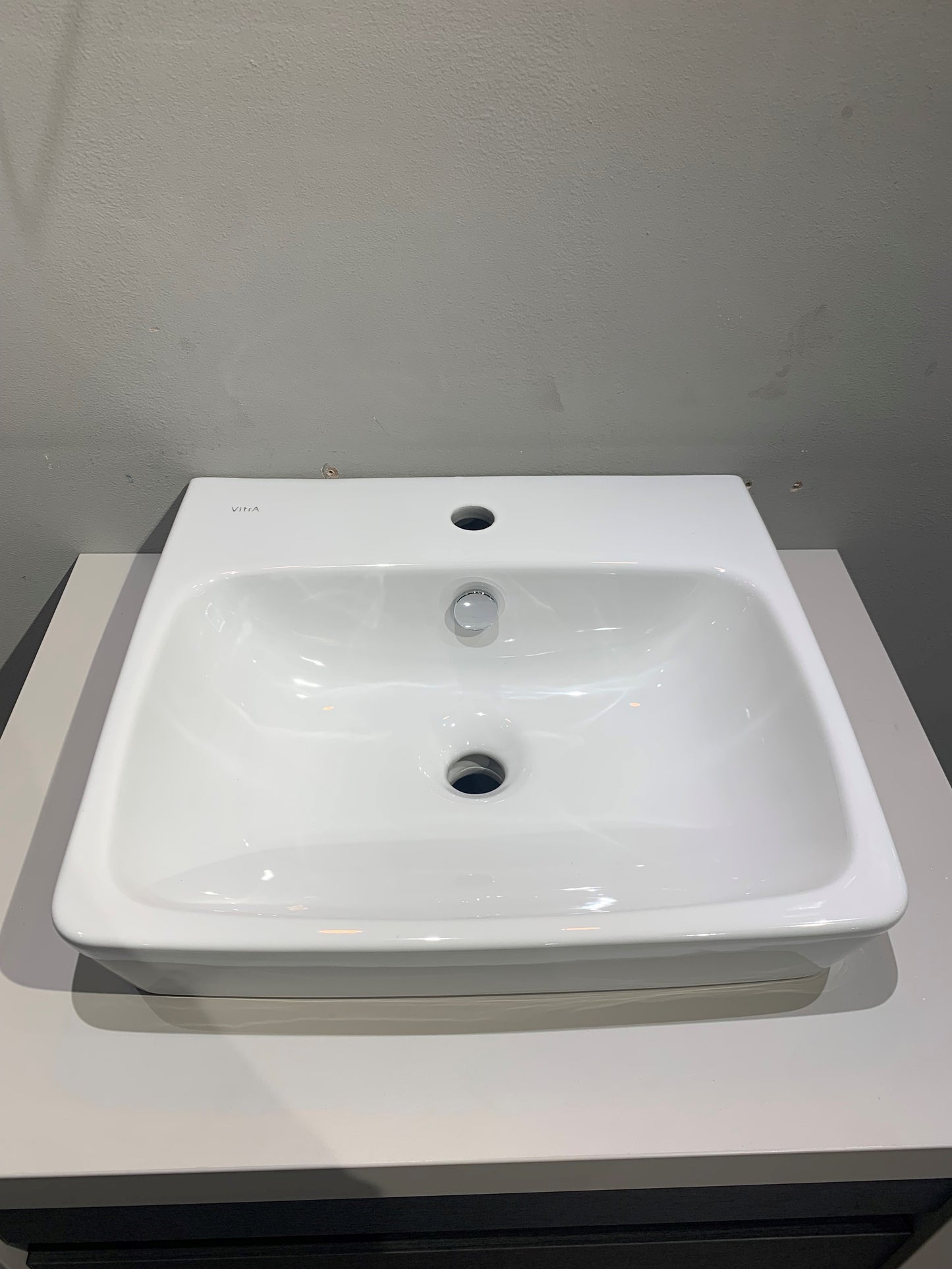 700MM VANITY WALL HUNG BASIN UNIT - HANDLELESS