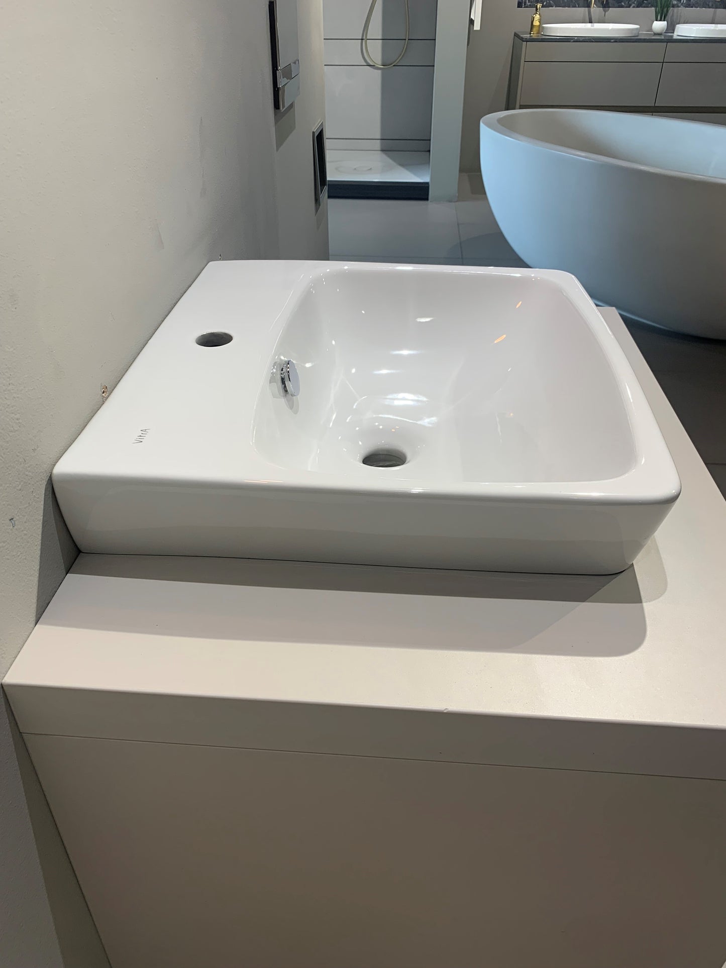 700MM VANITY WALL HUNG BASIN UNIT - HANDLELESS