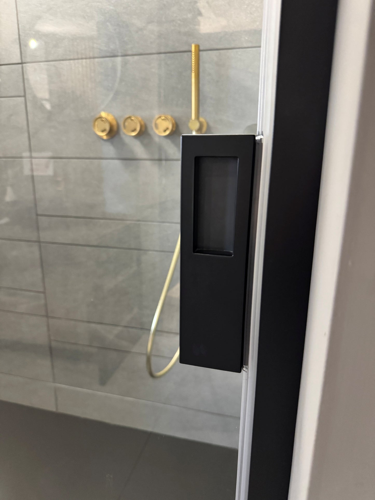 NOVELLINI 1800MM BLACK MATT / CLEAR GLASS SLIDING SHOWER DOOR (COLLECTION ONLY) - EX-DISPLAY