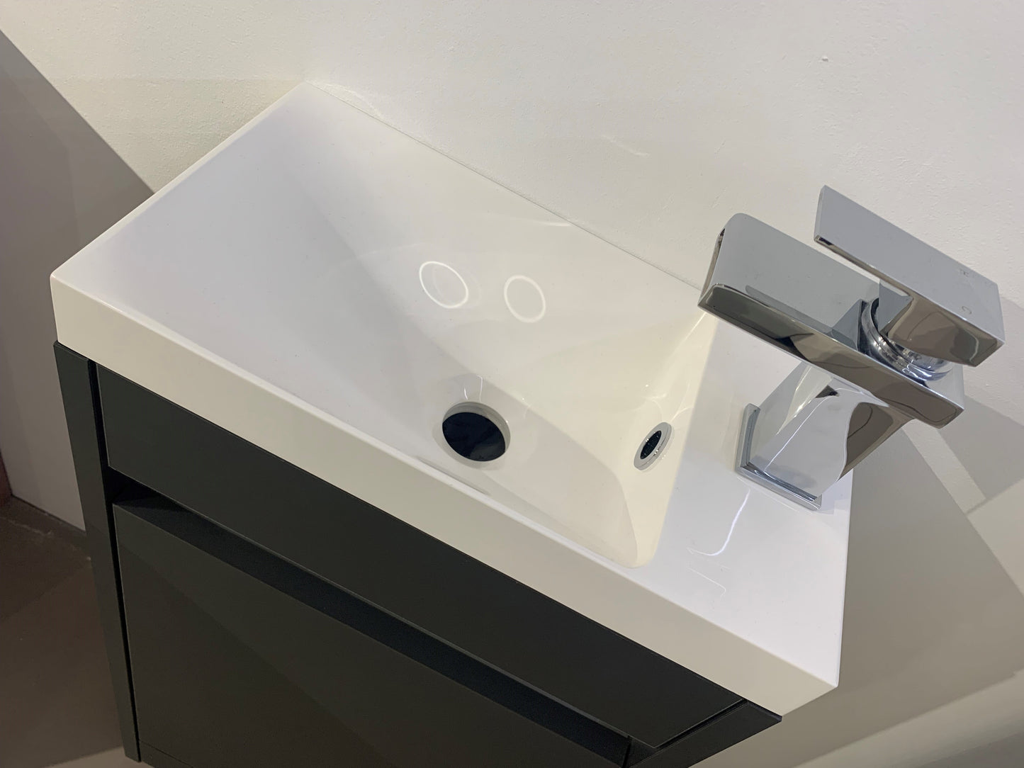 400MM CLOAKROOM JULE BASIN UNIT - ANTHRACITE MATT INC TAP & WASTE